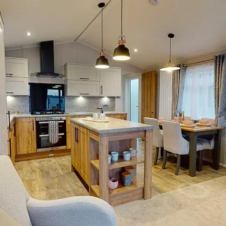 Derwent View Luxury Side Caravan *
